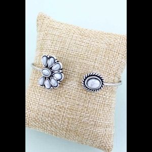 Free Spirit Boho Hippie Southwestern people Beaded dainty bracelet nwt